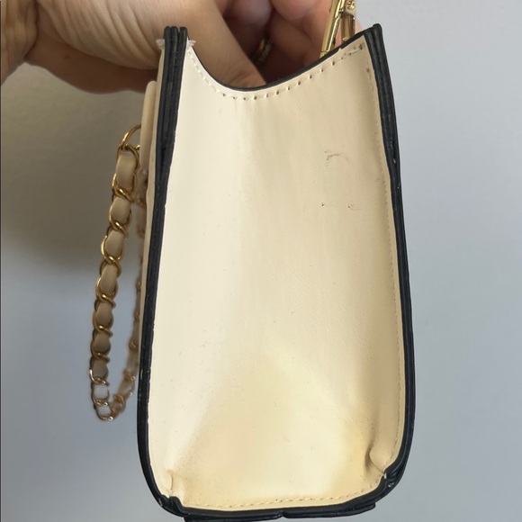 Tory Burch Ivory Quilted Bag with Gold Chain - Picture 4 of 6